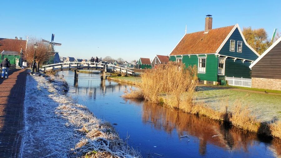 From Amsterdam: Small Group Zaanse Schans and Volendam Tour - Volendam at noon: guided port walk and regional treats