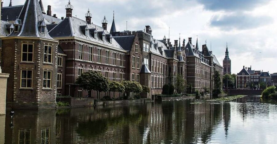 From Amsterdam: The Hague and Delft Sightseeing Tour - The Hague highlights: photo-worthy power and quick context