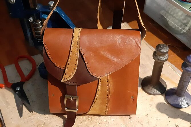 Genuine Leather Tote Bag Workshop in Leiden - Personalizing with Engraving Options, Then Taking Your Bag Home