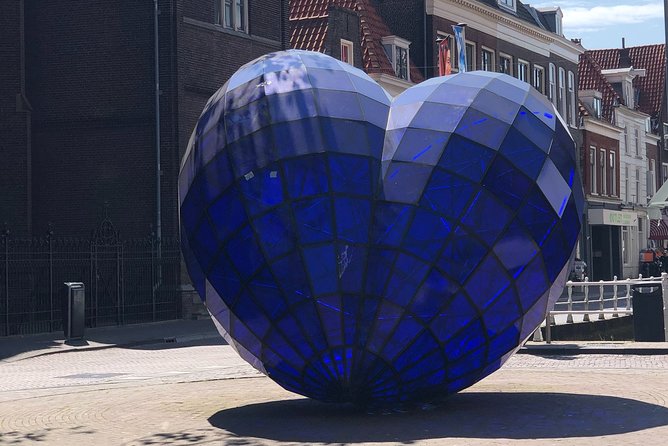 Get the best out of Delft by creating memories during our private walking tour! - Prinsenhof Delft: William of Orange in the courtyard