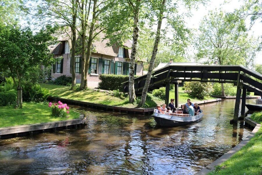 Giethoorn: 2,5 Hours 7 persons boat steeringwheel + cushions - Key things to know before you go