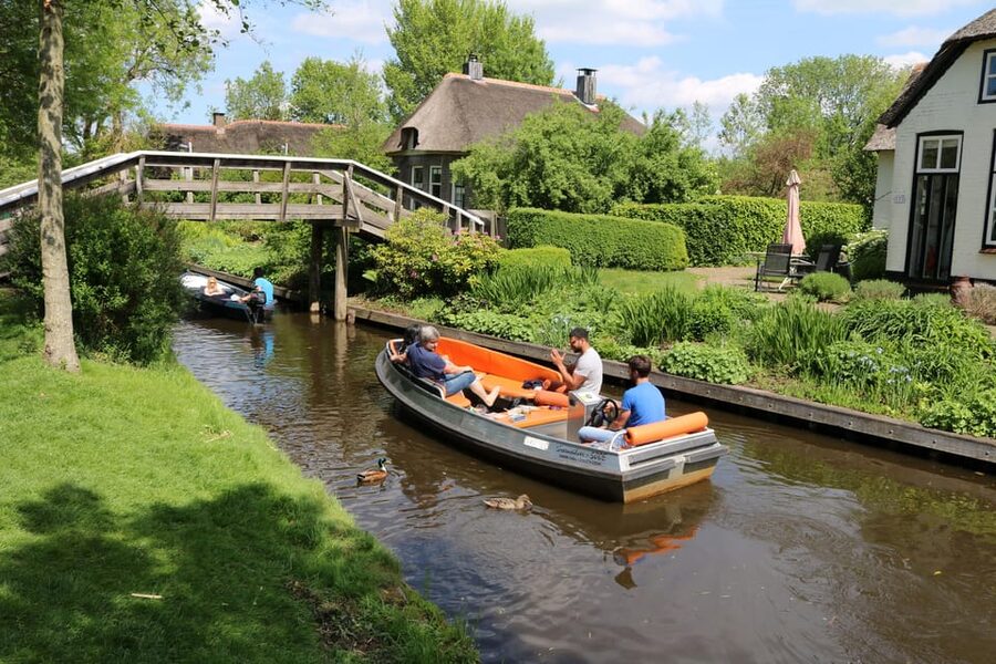 Giethoorn: 2,5 Hours 7 persons boat steeringwheel + cushions - Comfort details that matter more than you think
