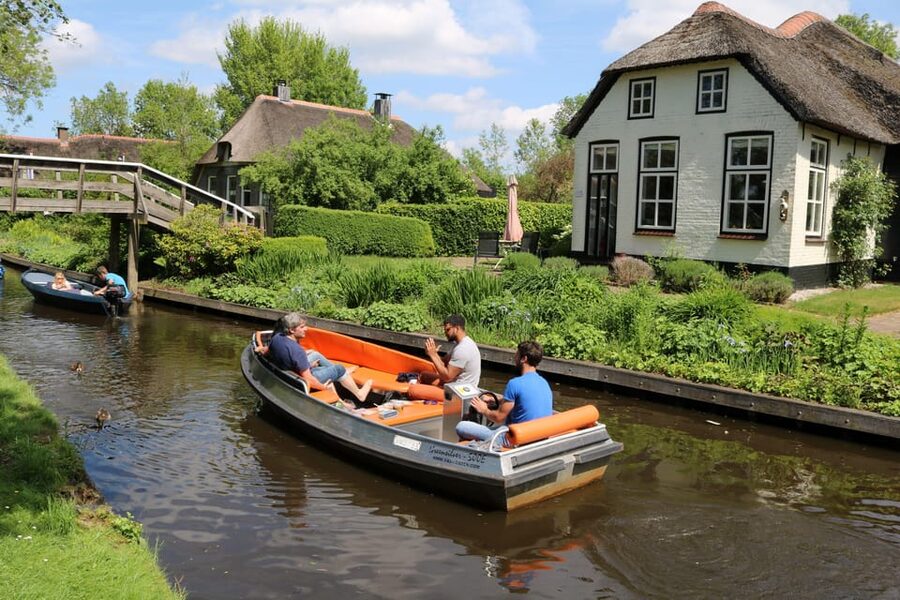 Giethoorn: 2,5 Hours 7 persons boat steeringwheel + cushions - Timing that actually works: 2.5 hours total, 2 hours on the water