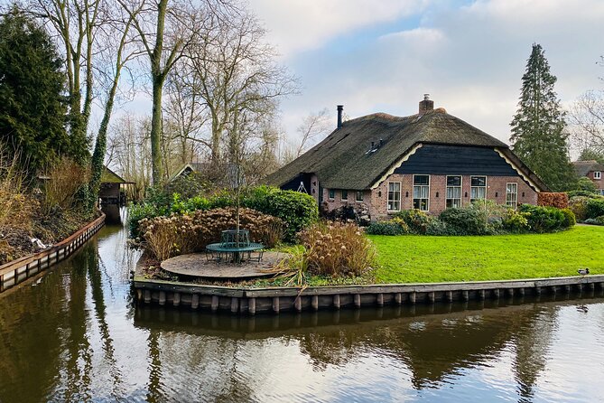 Giethoorn, Afsluitdijk, Zaanse Schans Day Tour Incl Hotel Pick Up - Giethoorn: Little Venice Canals, Plus Time to Explore Like a Local