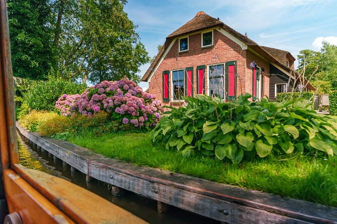 Giethoorn and Afsluitdijk Day Trip from Amsterdam with Boat Trip - Afsluitdijk: A Quick Stop With Big Water-Management Energy