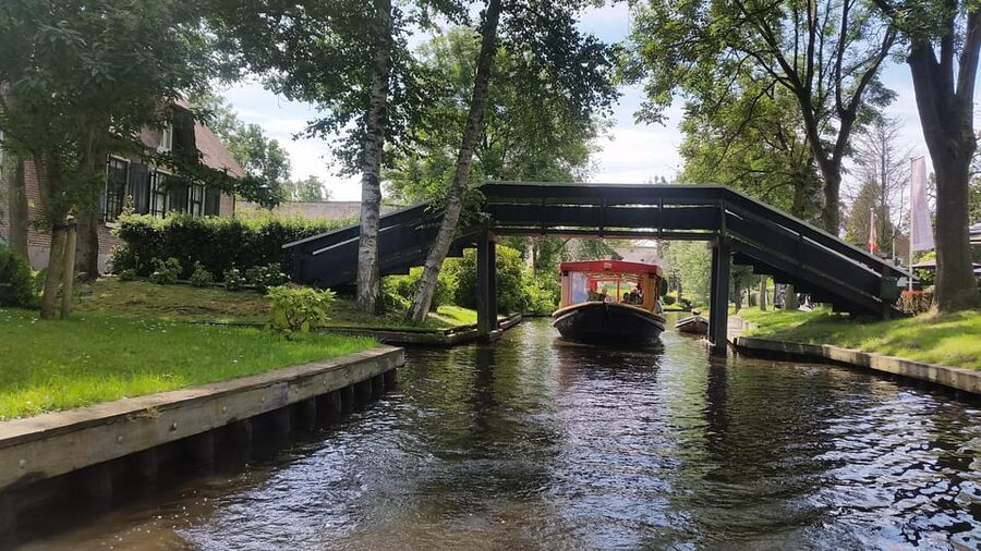 Giethoorn: Canal cruise Giethoorn village and lake - The short version: what you get in 1 hour