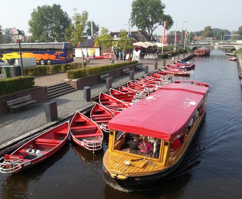 Giethoorn: Canal cruise Giethoorn village and lake - Live captain info and the izi.TRAVEL audio option in 9 languages