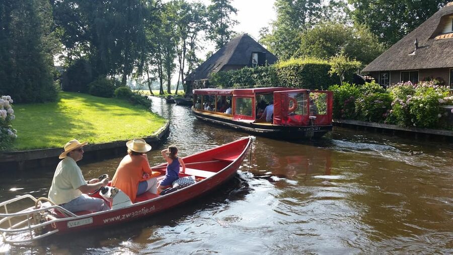 Giethoorn: Canal cruise Giethoorn village and lake - Itinerary on the water: canals, gondola ride, then back again