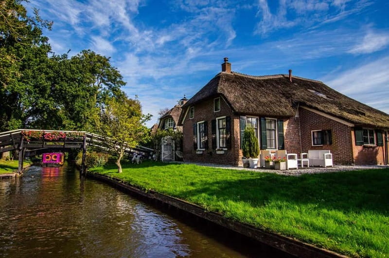 Giethoorn: Canal Cruise & lake Tour & Sightseeing Village - Giethoorn by boat first, then on your feet