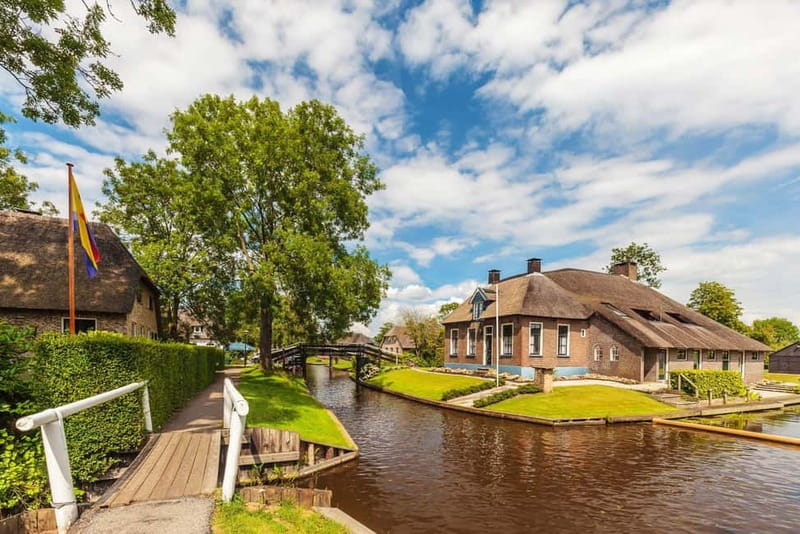 Giethoorn: Canal Cruise & lake Tour & Sightseeing Village - What the heated canal cruise feels like in real life