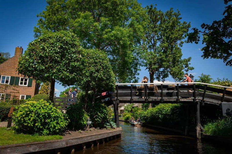 Giethoorn: Canal Cruise & lake Tour & Sightseeing Village - Discount vouchers and the value check before you spend