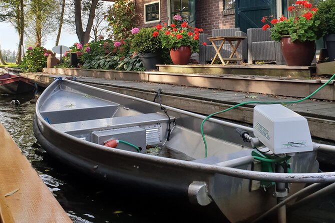 Giethoorn Day Tour from Amsterdam with Small Boat Ride - Lunch is on your own, and the restaurant experience can vary