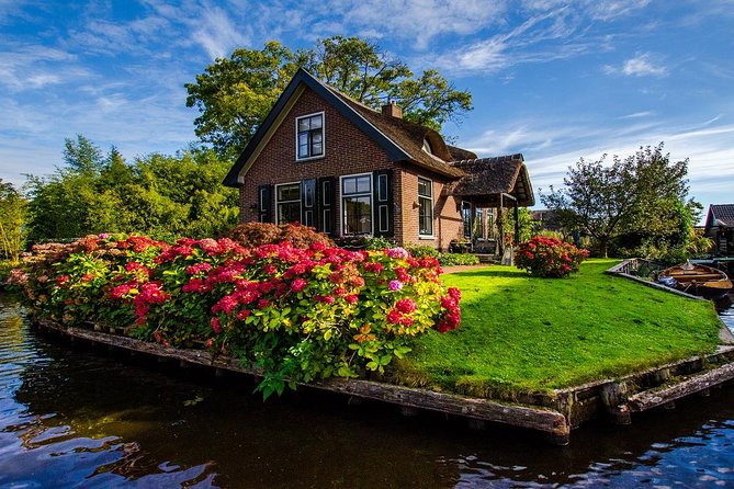 Giethoorn Guided DayTrip from Amsterdam - Why Giethoorn Feels Like Another Planet From Amsterdam
