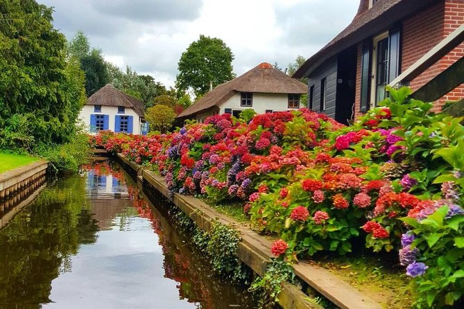 Giethoorn Guided DayTrip from Amsterdam - Stop: Giethoorn, the Car-Free Village That Runs on Water