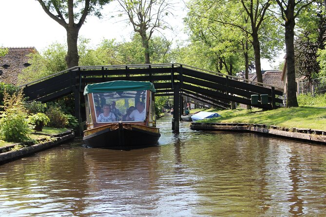 Giethoorn: Highlights Canal Cruise and Sightseeing Village - Key things to know before you go
