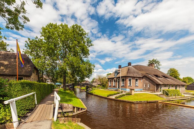 Giethoorn: Highlights Canal Cruise and Sightseeing Village - Giethoorn by Boat First, Then at Your Own Pace