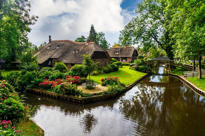Giethoorn: Highlights Canal Cruise and Sightseeing Village - Het Olde Maat Uus: How Water Shaped Daily Life