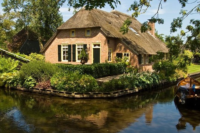 Giethoorn Private Tour & Boat Trip - The Best Part: Private Boat Time Through Giethoorn’s Canals