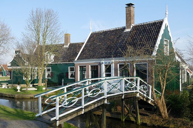 Giethoorn Private Tour, Canal Cruise and Windmills from Amsterdam - Giethoorn canal cruise under linden trees, plus the option to drive