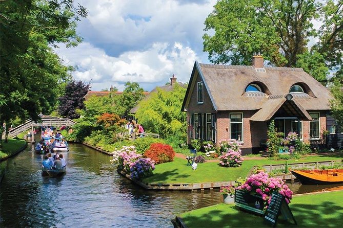 Giethoorn Private Tour Guide Giethoorn in luxury Jaguar S Type - Transportation, Timing, and How to Avoid a Rushed Day