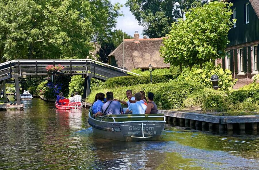 Giethoorn: Round trip from Amsterdam optional guided cruise - Comfort and group flow: what you can expect on the coach