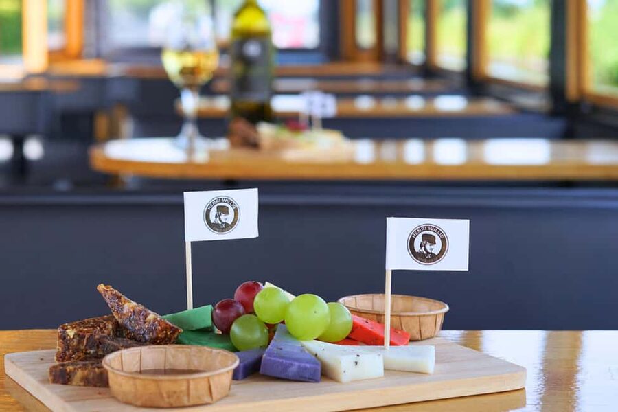 Giethoorn: Sightseeing Boat Tour - Cheese at Henri Willig: a simple optional add-on