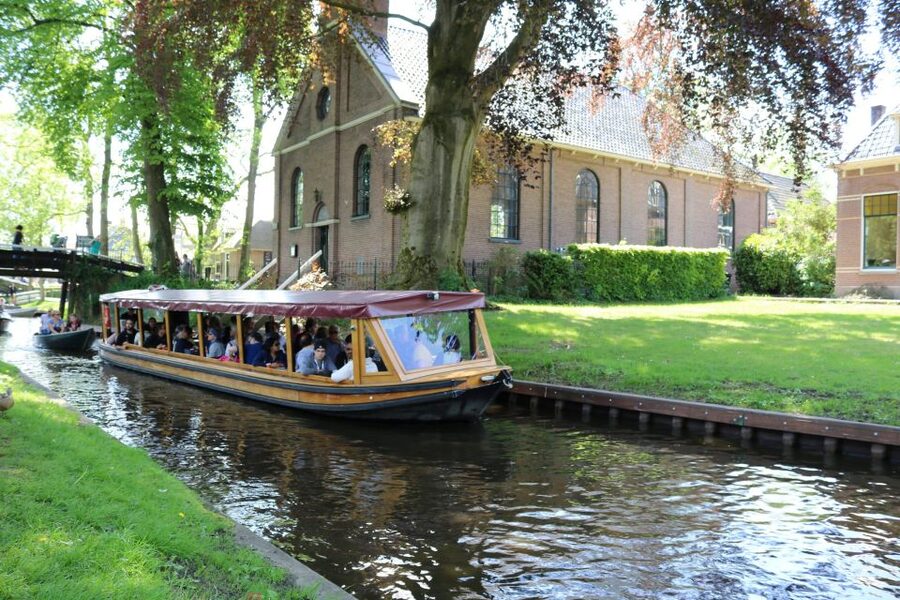 Giethoorn: Village & National Park Canal Cruise with Coffee - Key highlights to look for on the cruise