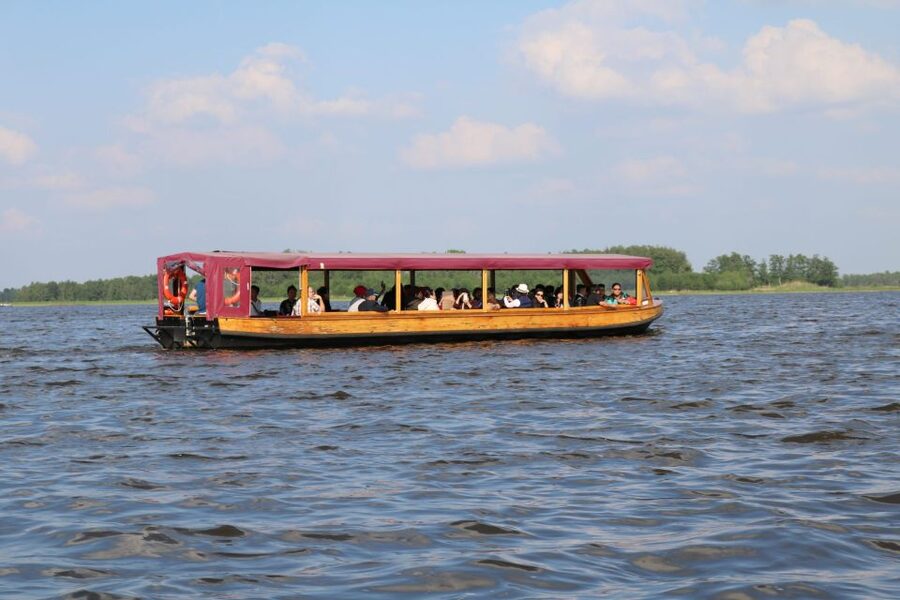 Giethoorn: Village & National Park Canal Cruise with Coffee - Giethoorn by E-Boat, the 1-Hour Format That Makes Sense