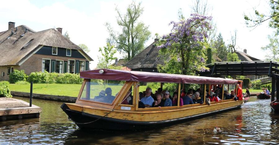 Giethoorn: Village & National Park Canal Cruise with Coffee - The Canal Loop Through Giethoorn: Bridges, Gardens, and the Car-Free Story