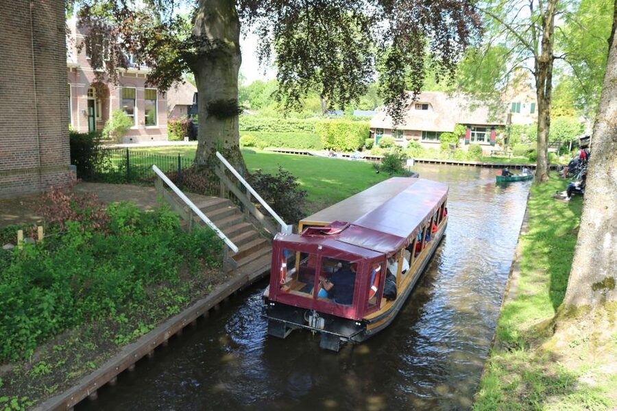 Giethoorn: Village & National Park Canal Cruise with Coffee - Timing Tips: When to Go for Fewer Boats and Better Photos