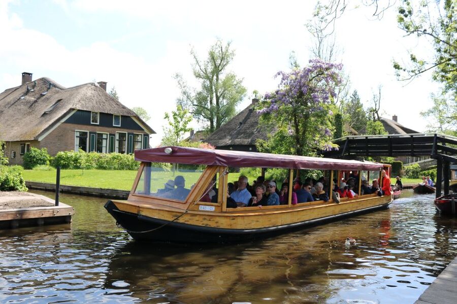Giethoorn: Village & National Park Canal Cruise with Coffee - Value Check: Why This $12, 1-Hour Tour Works