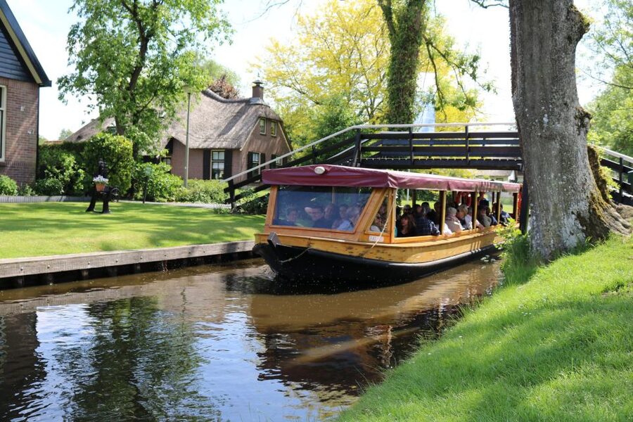 Giethoorn: Village & National Park Canal Cruise with Coffee - Meeting Point at Koppers Giethoorn, What You’ll Notice Right Away