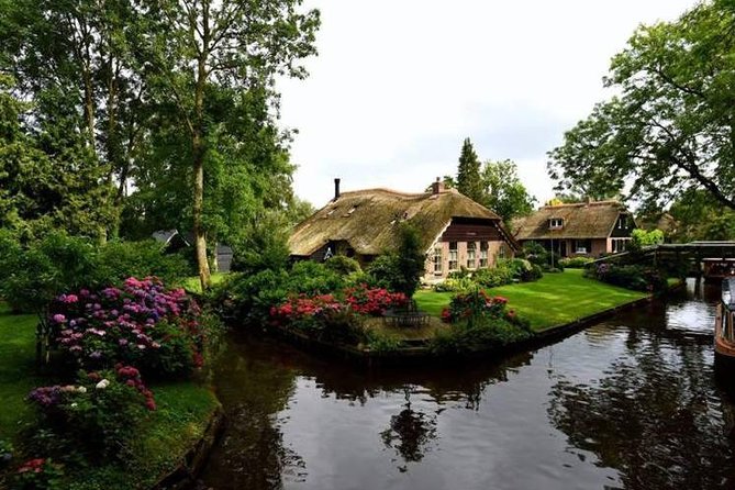 Giethoorn, Zaandam & Zaanse Schans Day Tour w/ Small Boat Ride - Giethoorn by Electric Boat: The Car-Free Village That Feels Like a Film Set