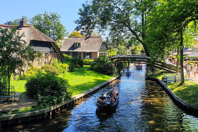 Giethoorn, Zaandam & Zaanse Schans Day Tour w/ Small Boat Ride - The Boat-to-Giethoorn Transfer: How the Guide Turns Travel Time Into Context