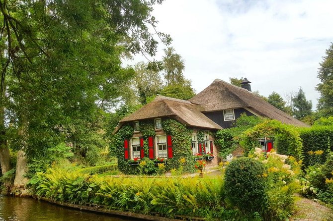 Giethoorn, Zaanse Schans Windmills Guided Day Trip from Amsterdam - Giethoorn: why the car-free village is the real star
