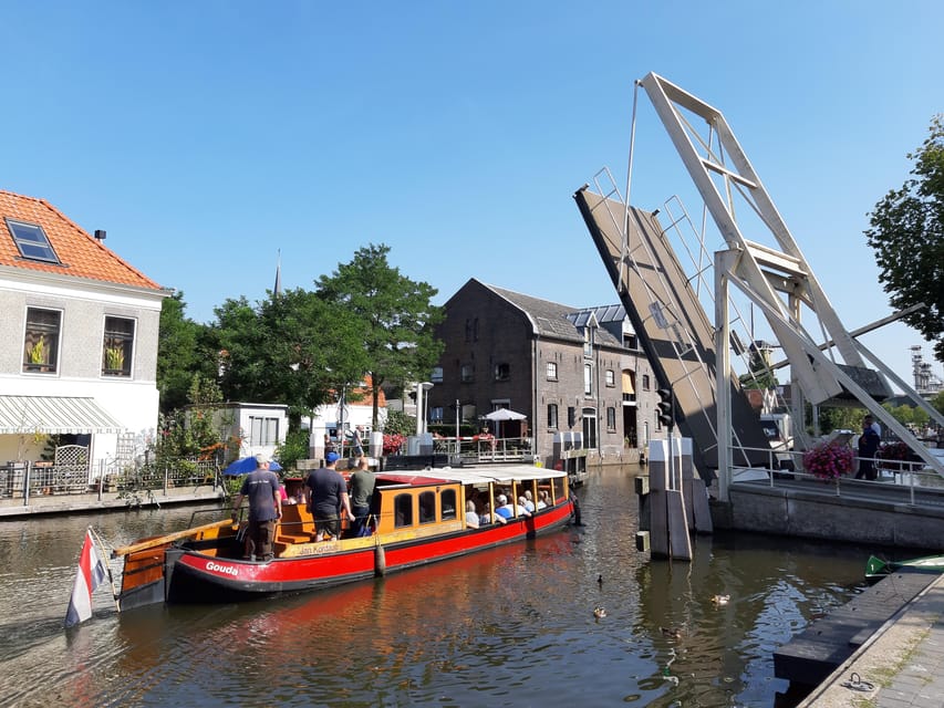 Gouda: Historical Canal Cruise - 75-minute cruise comfort on a real tow barge, not a gimmick