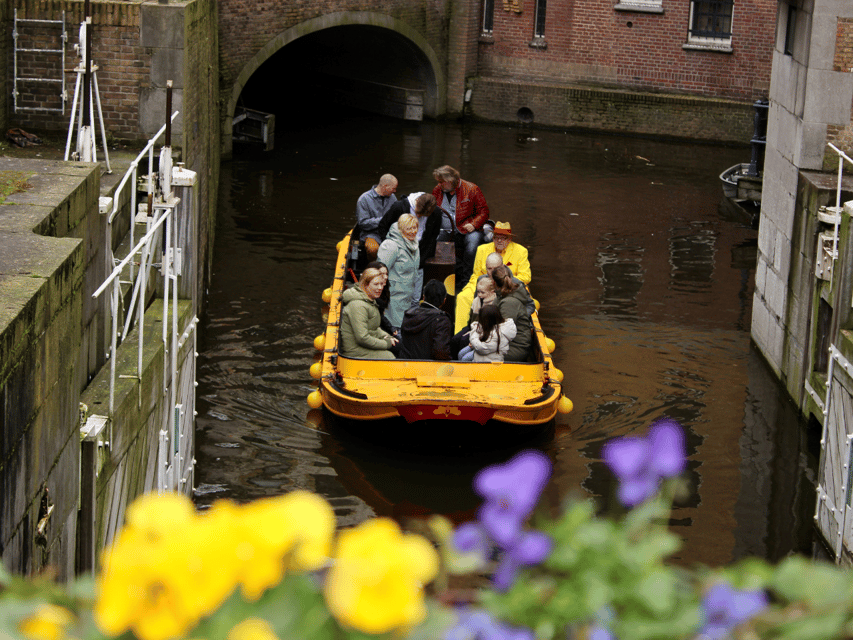 Gouda: Open Boat City Canal Cruise - Skippers as guides: ask questions, get real answers