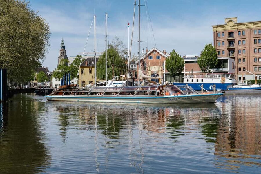 Groningen: City Canal Cruise - Getting On Board at Stationsweg: Right by the Action