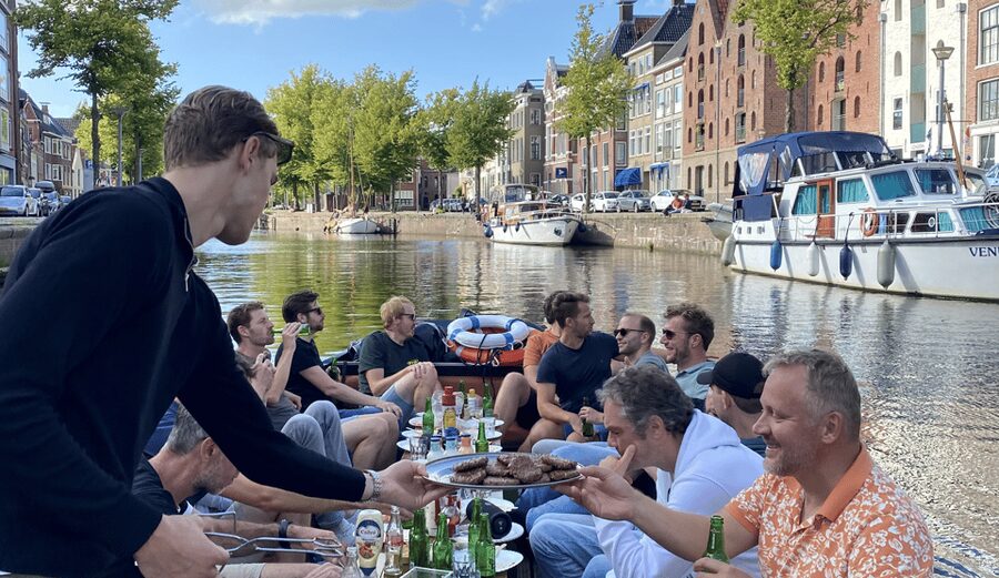 Groningen: City canal cruise (with unlimited drinks) - Group size, combined departures, and how to get the best onboard vibe