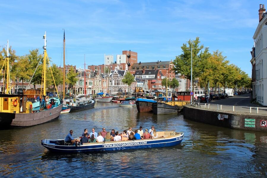 Groningen: Evening Cheese and Wine cruise - Cheese, wine, and the open bar setup