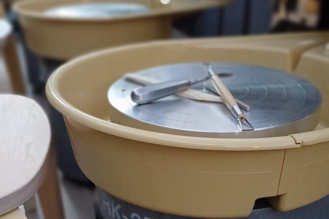 Guided Pottery Workshop on a Turntable in Choorstraat - The break: coffee and cake, or prosecco with nuts