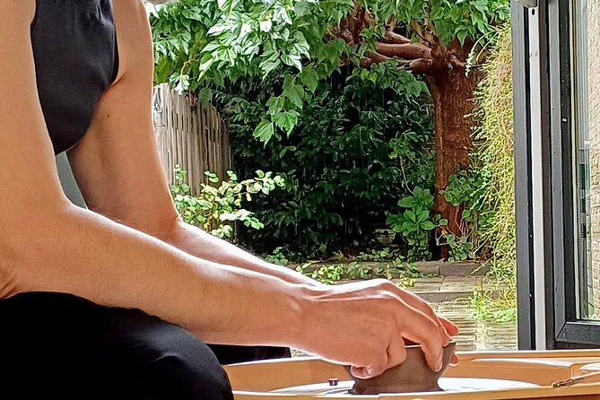Guided Pottery Workshop on a Turntable in Choorstraat - The 3.5 hour rhythm: make, break, then finish