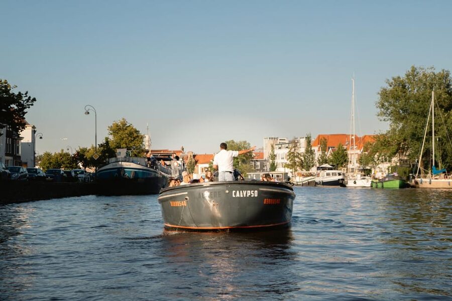 Haarlem Private Canal Tour with Bites and Unlimited Drinks - Boarding in the Heart of Haarlem