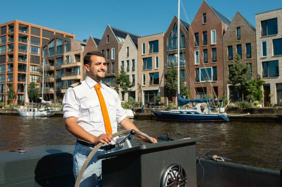 Haarlem: Sightseeing Boat Tour with Snacks and Drinks - Guides Make the Difference, and Mo Shows Up Big