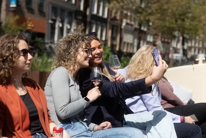 Highlights and Local Insights Canal Cruise Tour in Amsterdam - One hour of Amsterdam sightseeing, with the easy button on