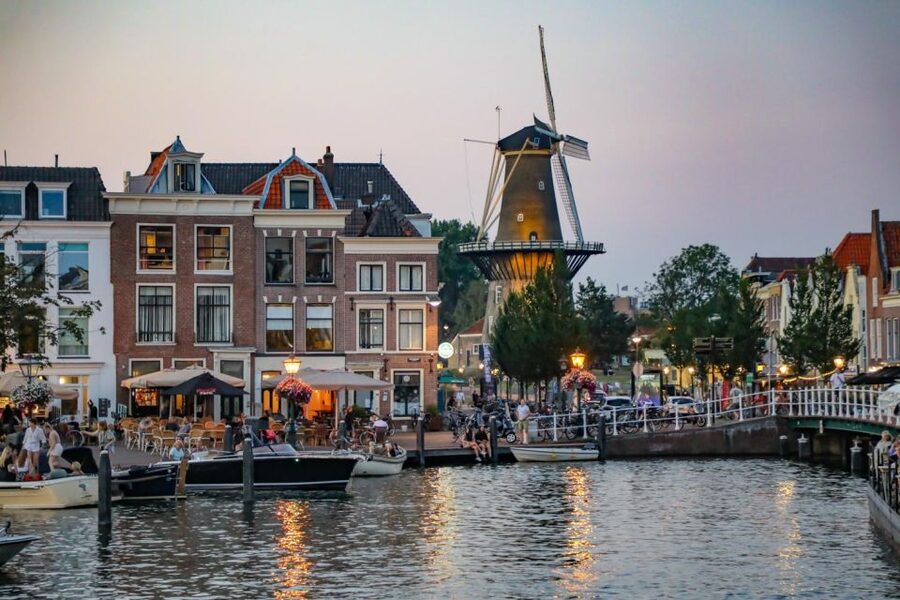 Historical Leiden: Private Walking Tour with a Local Guide - What 1.5 hours does well on a private walk