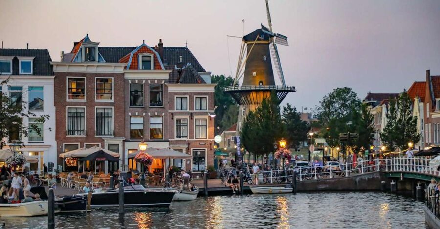 Historical Leiden: Private Walking Tour with a Local Guide - Finding your guide at Beestenmarkt (and why that matters)