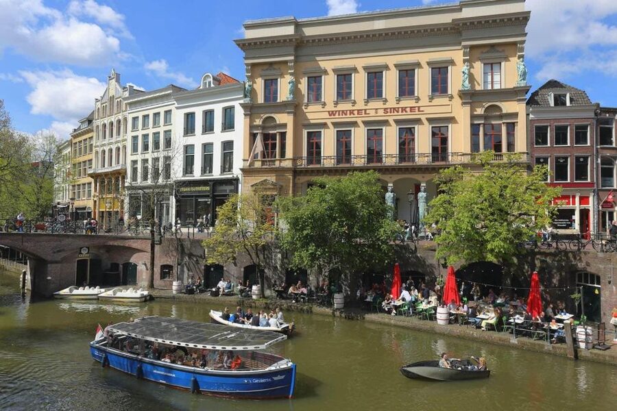 Historical Utrecht: Private Walking Tour with a Local Guide - Languages and local guiding style, what you can count on