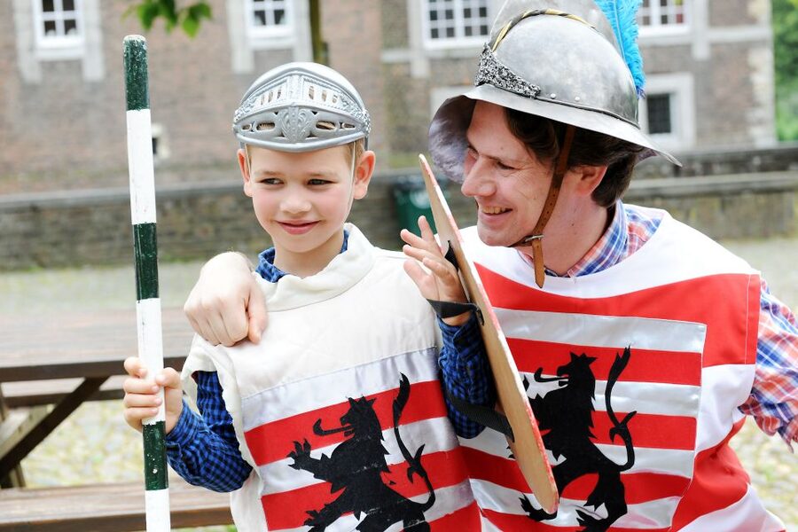 Hoensbroek: Entry Ticket to Hoensbroek Castle - Entering the castle: the booklet route versus the treasure hunt
