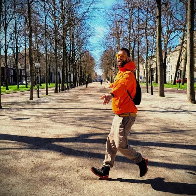 Interactive Safe 2,5hr Bike tour with Entertaining Guide - The Hague feels walkable, but this tour makes it fast
